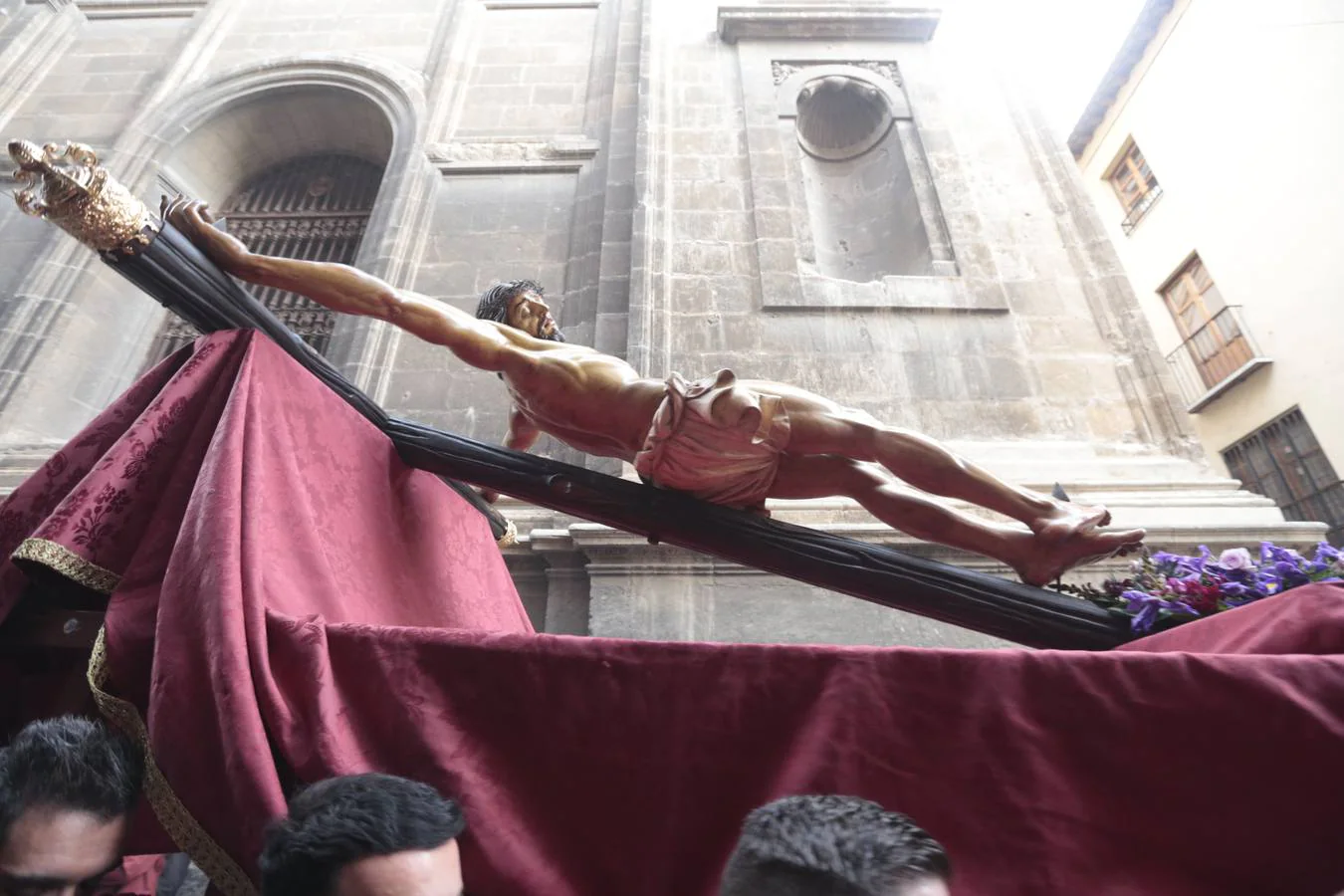 La cofradía llevaba desde el pasado Martes Santo en la Catedral tras tener problemas en la sujeción de la cruz al paso del Cristo