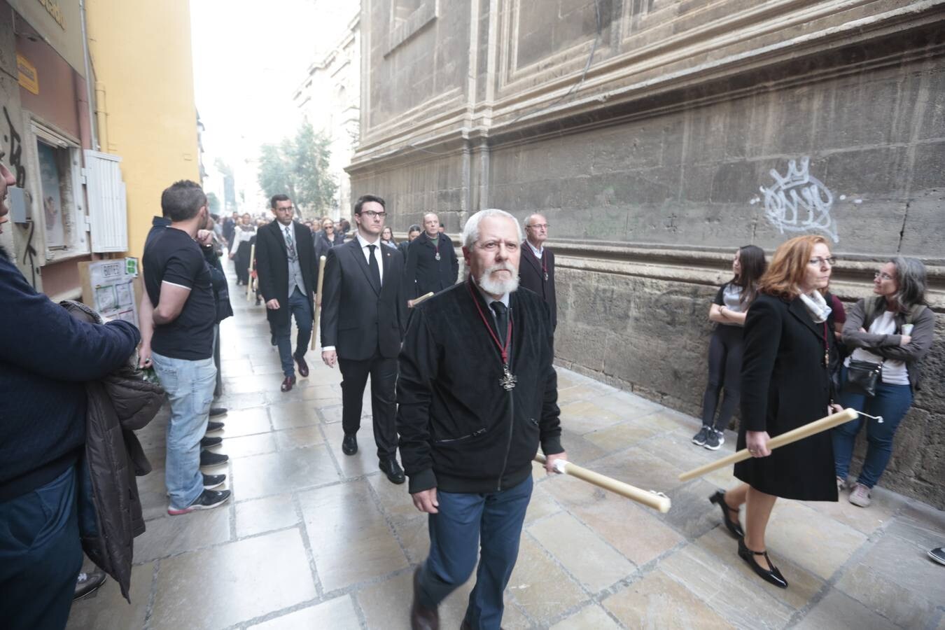 La cofradía llevaba desde el pasado Martes Santo en la Catedral tras tener problemas en la sujeción de la cruz al paso del Cristo