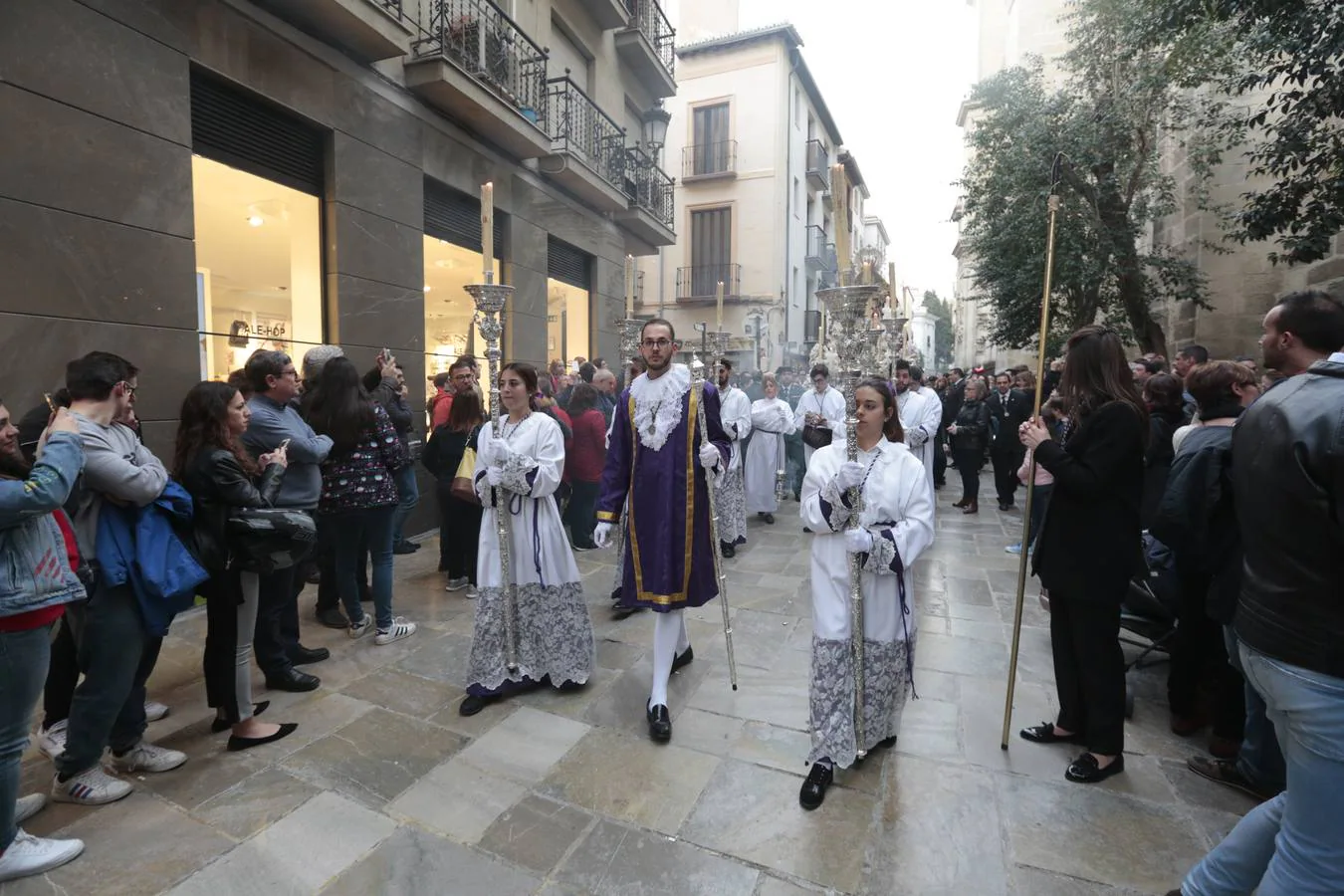 La cofradía llevaba desde el pasado Martes Santo en la Catedral tras tener problemas en la sujeción de la cruz al paso del Cristo