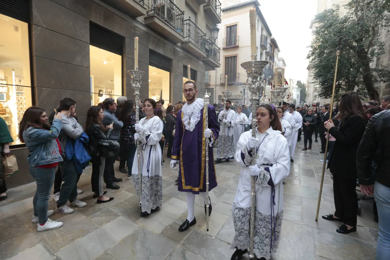 La cofradía llevaba desde el pasado Martes Santo en la Catedral tras tener problemas en la sujeción de la cruz al paso del Cristo