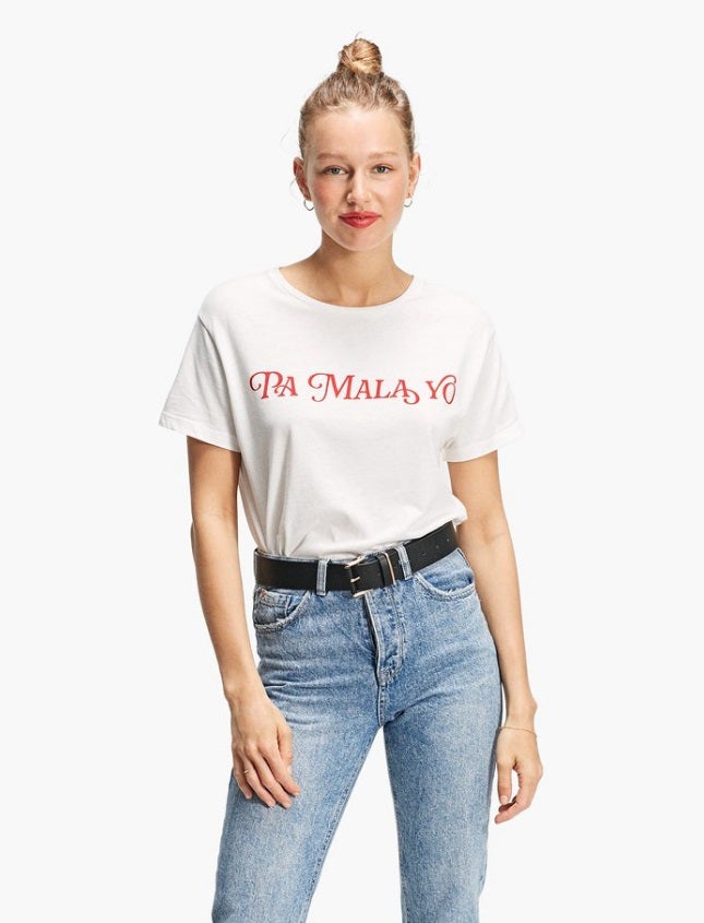 Disponible en blanca y en manga corta, la camiseta contiene la frase «Pa mala yo» a la altura del pecho, y puede obtenerse por 15,99 euros en los establecimientos Stradivarius, así como online.