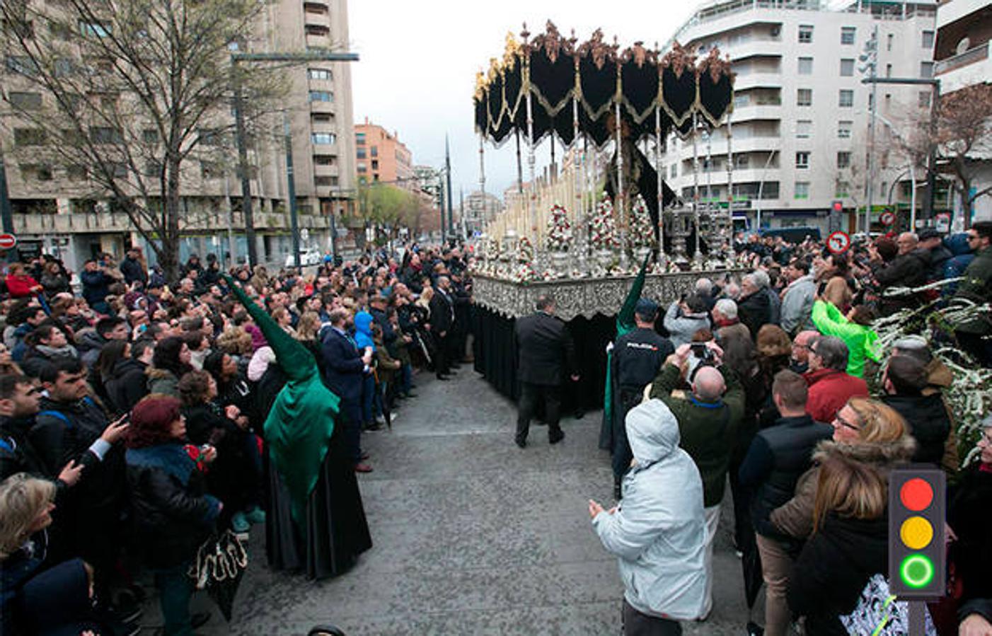 VERDE | Nuevas imágenes y bandas de calidad: El incremento patrimonial de las cofradías, que cada vez cuidan más sus encargos a bordadores, orfebres o tallistas, se ha notado especialmente. Ejemplos son las nuevas imágenes del Resucitado, Magdalena de los Ferroviarios, sayas, dorados, guiones bordados… También es de resaltar el número de mujeres que, vistiendo la mantilla negra, han acompañado a sus hermandades a pesar de las inclemencias meteorológicas y el frío. En la mayoría de las cofradías se ha incrementado su número. A ello hay que unir la calidad musical de las bandas granadinas. Si hace unas décadas lo habitual era traer formaciones de otras provincias, hoy en día Granada cuenta con bandas de tambores y cornetas, agrupaciones musicales y bandas de música de una extraordinaria calidad. Aparte, la selección de marchas cada vez es algo que cuidan más las cofradías.