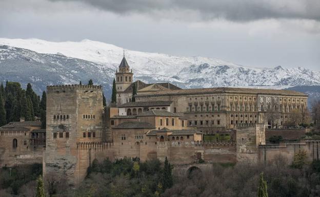 La Alhambra con el fondo blanco de la Sierra nevada. 