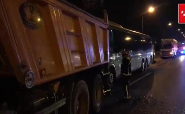 Espectacular accidente entre un autobús de pasajeros y un camión en plena autovía