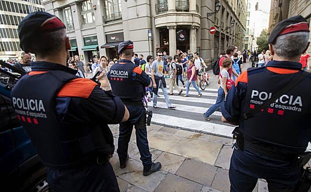 Zoido fulmina a la directora de la escuela de los Mossos tras descubrir que transportó urnas el 1-O