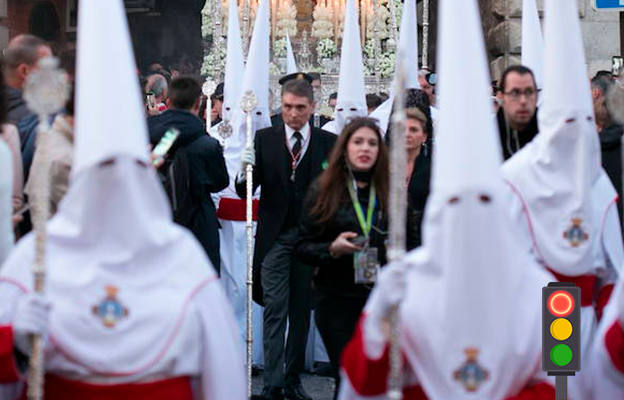 ROJO | Los hermanos que visten la túnica son escasos: Ha llamado la atención los pocos hermanos que participan vistiendo la túnica nazarena en muchas hermandades. A pesar de tener nóminas de hermanos bien nutridas, hay casos en los que los cofrades que salen son escasos, con hermandades en las se ha llegado a poco más de medio centenar.