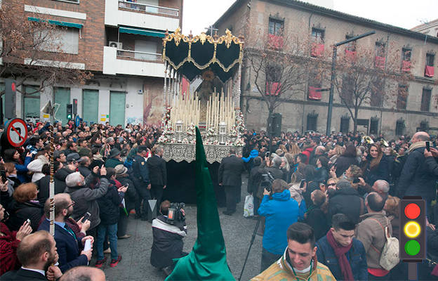 AMARILLO | Engalanar balcones, aún una tímida costumbre: Debería fomentarse más el engalanamiento de los balcones de las calles por las que pasan las cofradías. Aunque se ha avanzado mucho, aún quedan muchas viviendas, y sedes de empresas, que deberían engalanarse de un modo especial para la semana grande de la ciudad.