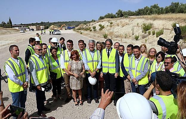 El ministro de Fomento, Iñigo de la Serna, en su visita a las obras de la A-32, el pasado mes de julio.