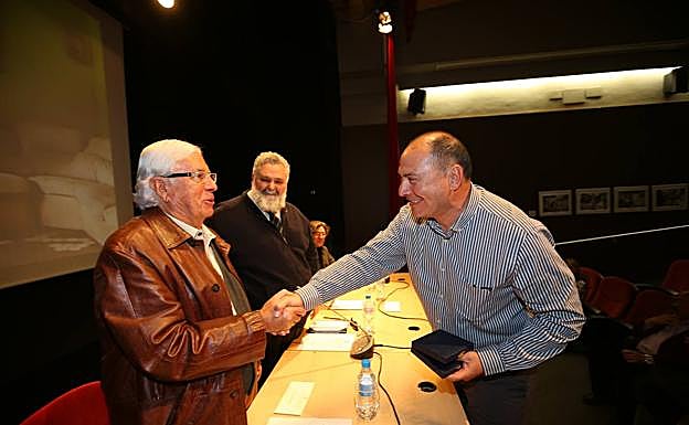 Alfredo Aguilar estrecha la mano a Carlos Pérez Siquier con Jesús García Calderón al fondo. 