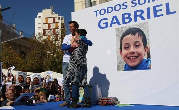 Zoido promete a los padres de Gabriel "máxima celeridad" para concluir la investigación del caso