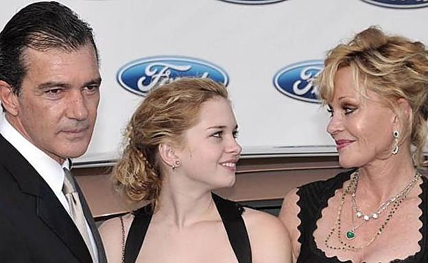 La hija de Antonio Banderas deslumbra en Málaga con sus posados en la playa