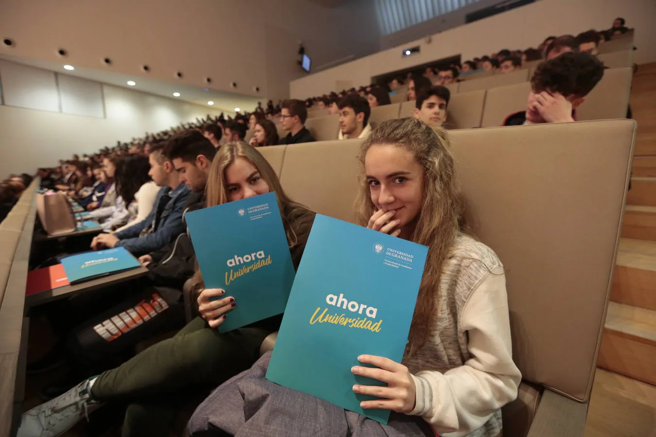 Unos siete mil alumnos de bachillerato y ciclos formativos conocen la oferta académica y de actividades de la UGR en el salón estudiantil