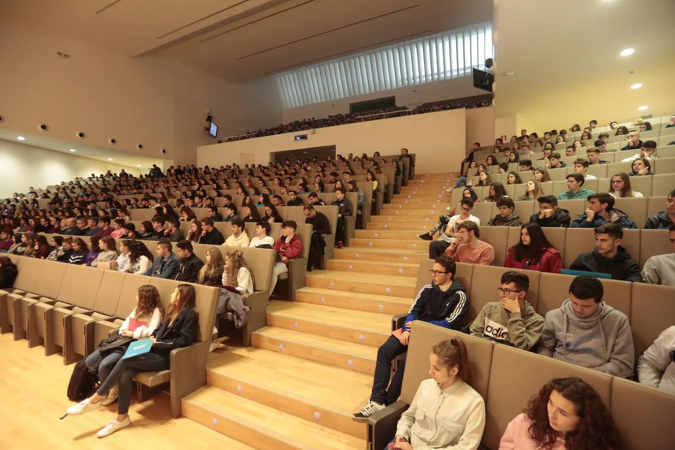 Unos siete mil alumnos de bachillerato y ciclos formativos conocen la oferta académica y de actividades de la UGR en el salón estudiantil