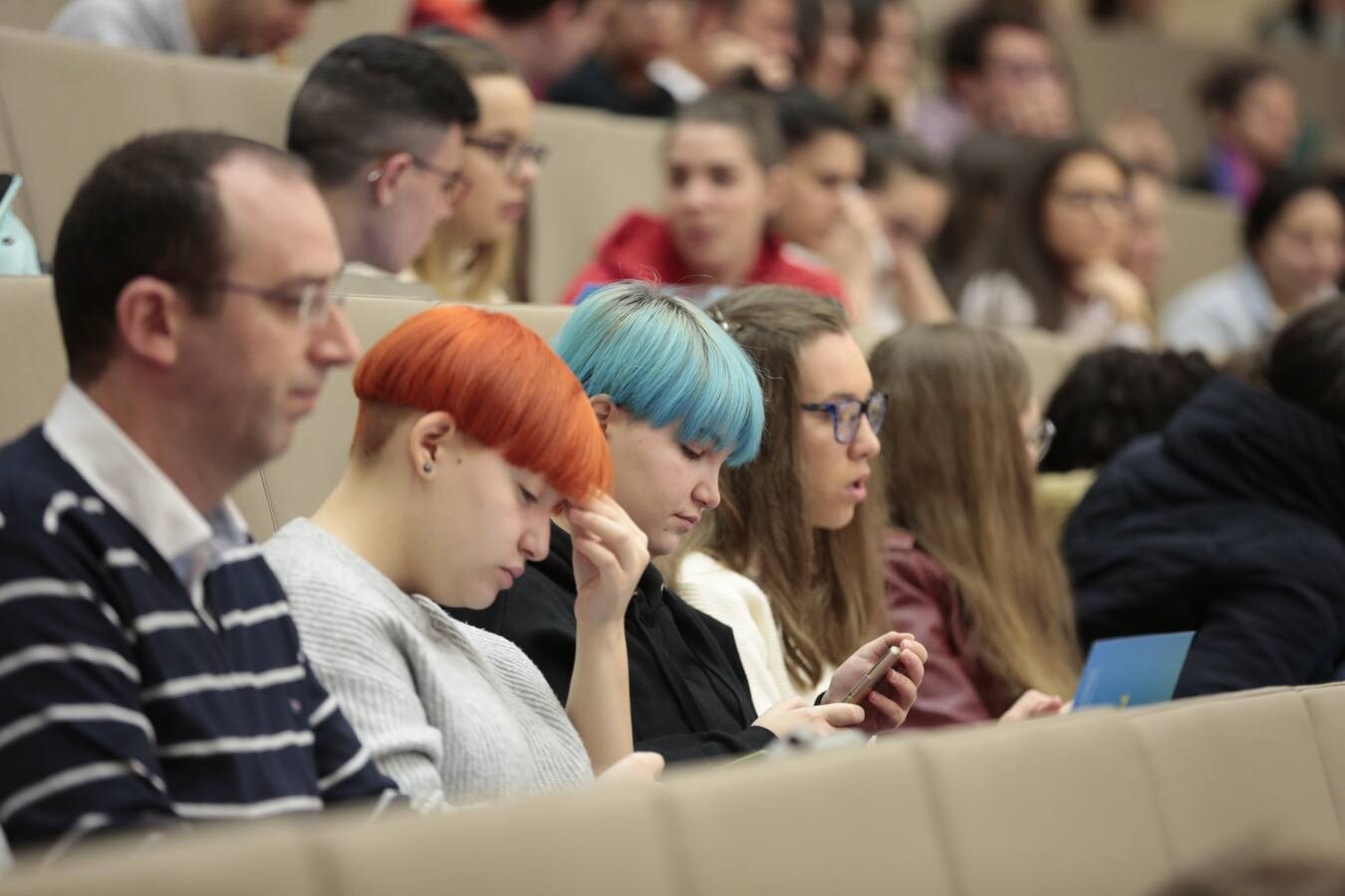 Unos siete mil alumnos de bachillerato y ciclos formativos conocen la oferta académica y de actividades de la UGR en el salón estudiantil