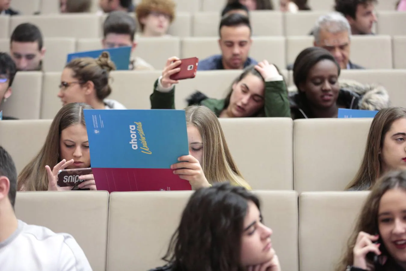 Unos siete mil alumnos de bachillerato y ciclos formativos conocen la oferta académica y de actividades de la UGR en el salón estudiantil