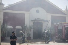 Los bomberos trabajando en la fábrica el día del trágico accidente, en julio de 2014. 