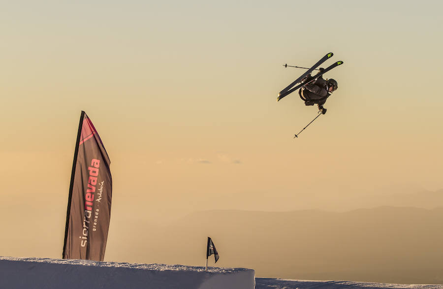 En la sesión vespertina de entrenamiento, varios esquiadores, algunos campeones de España, han dejado estas hermosas imágenes