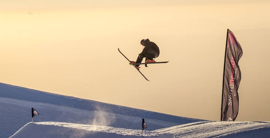 En la sesión vespertina de entrenamiento, varios esquiadores, algunos campeones de España, han dejado estas hermosas imágenes