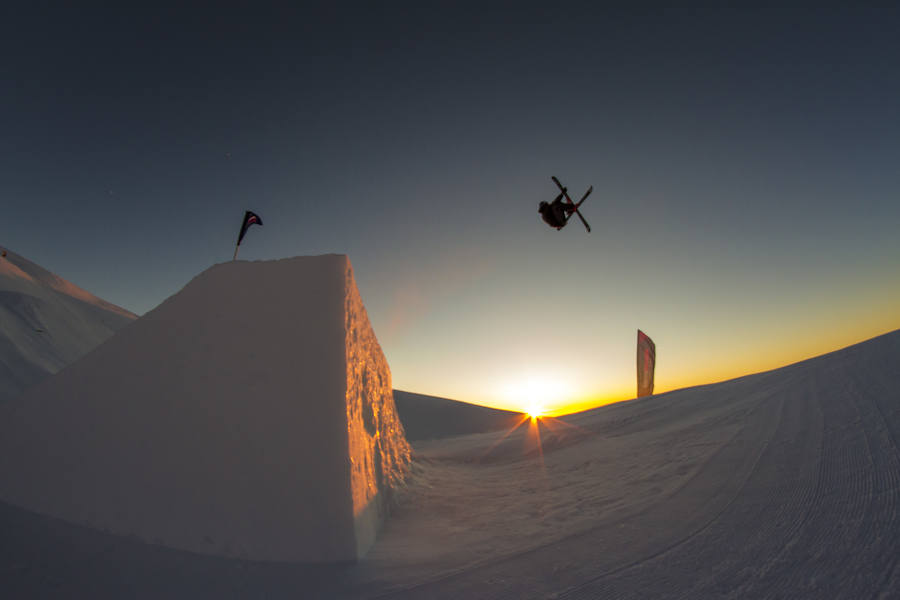 En la sesión vespertina de entrenamiento, varios esquiadores, algunos campeones de España, han dejado estas hermosas imágenes