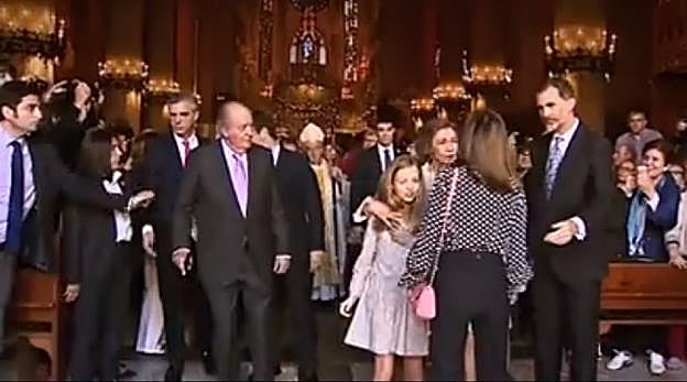 Momento en que la reina Letizia trata de impedir que doña Sofía se haga una foto con sus nietas, lo que provoca la intervención del Rey.