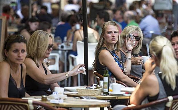 Alertan del peligro de cenar fuera de casa: esto le pasa a tu cuerpo