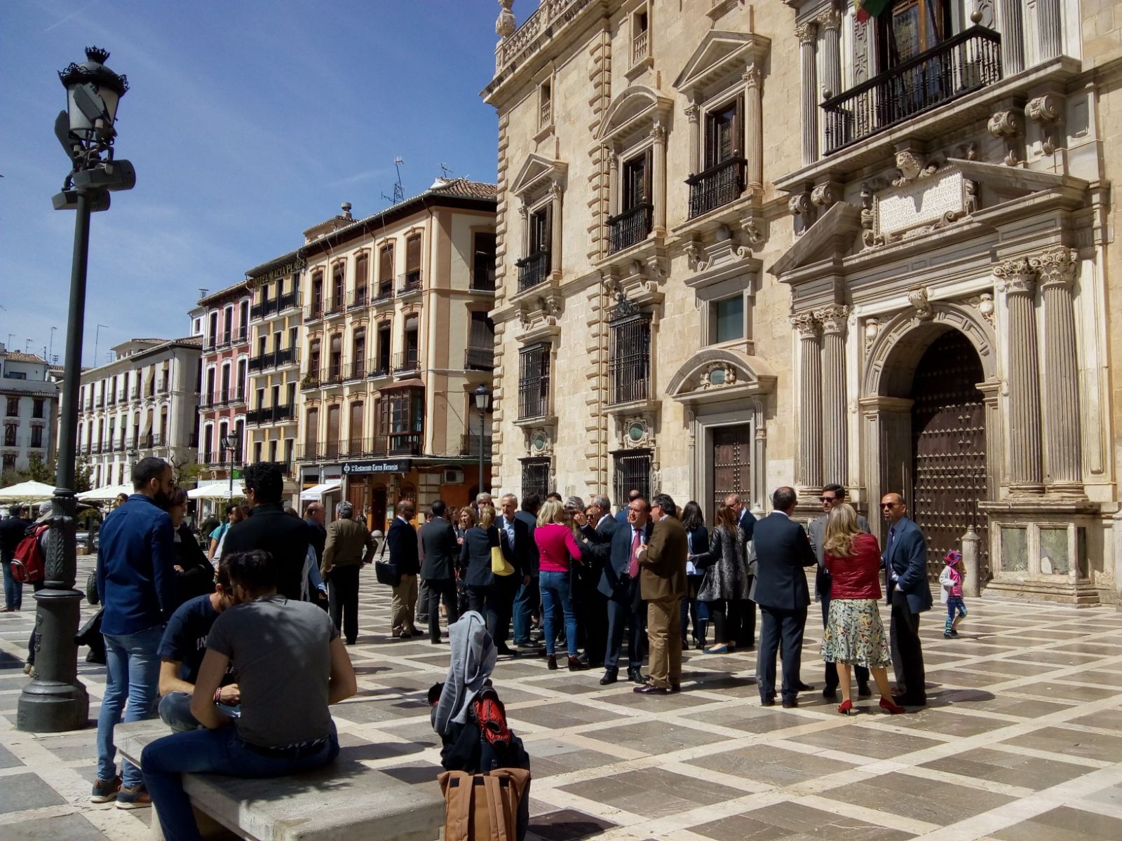 La concentración convocada a las puertas del TSJA es secundada por más de medio centenar profesionales