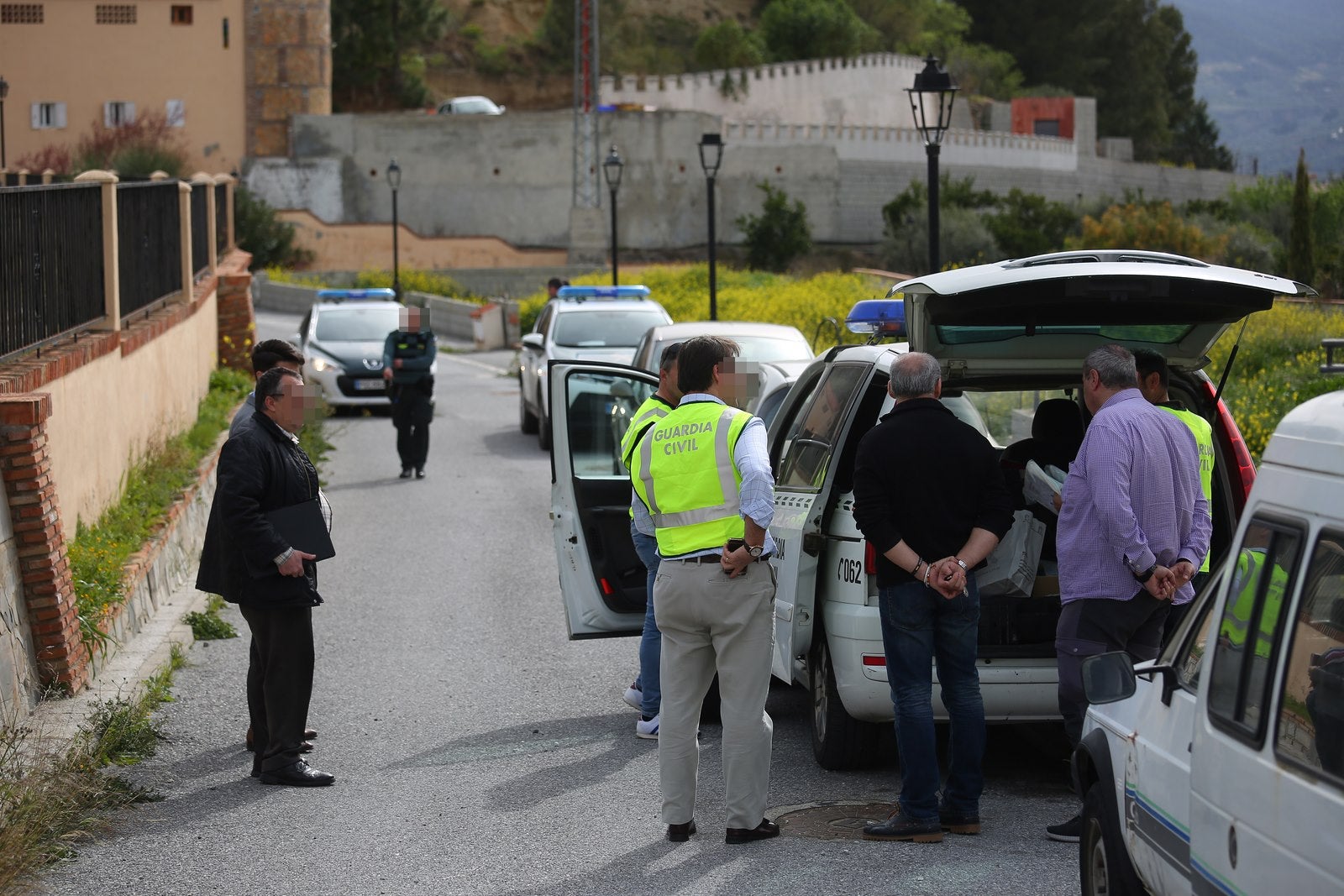 Los agentes acompañaron el jueves hasta el domicilió de Talará a la madre del bebé que apareció muerto en la planta de basuras de Alhendín y a su padre y abuelo de la criatura. Buscaban nuevas pruebas. 