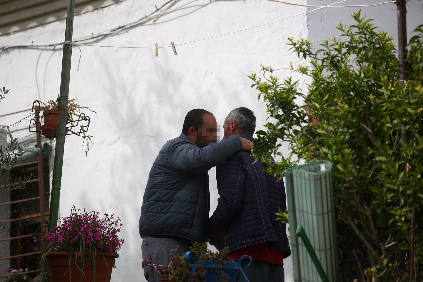 Los agentes acompañaron el jueves hasta el domicilió de Talará a la madre del bebé que apareció muerto en la planta de basuras de Alhendín y a su padre y abuelo de la criatura. Buscaban nuevas pruebas. 