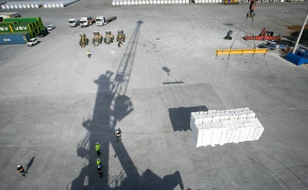 Imagen de la carga de mercancías de un buque en el puerto de Motril. :: 