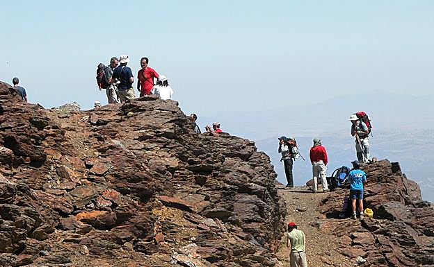 Grupos de montañeros se concentran en Posiciones del Veleta, junto al Veredón, un área de extrema fragilidad ecológica, dentro del Parque Nacional de Sierra Nevada 