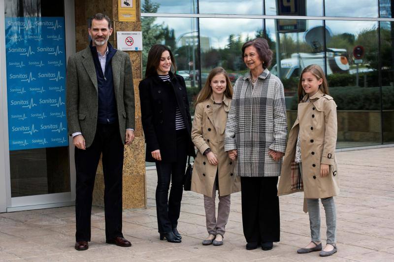 La Reina Doña Letizia se bajó del coche y abrió la puerta trasera para que saliera Leonor, que tuvo un gesto cariñoso con su abuela