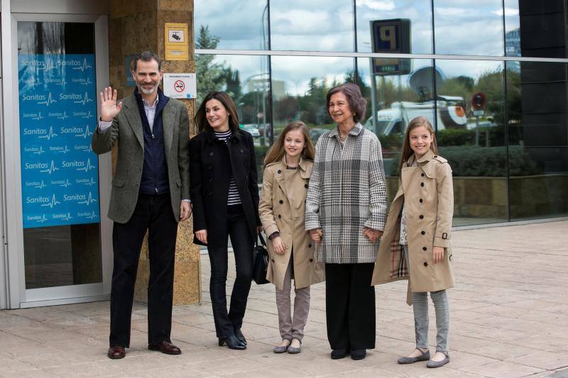 La Reina Doña Letizia se bajó del coche y abrió la puerta trasera para que saliera Leonor, que tuvo un gesto cariñoso con su abuela