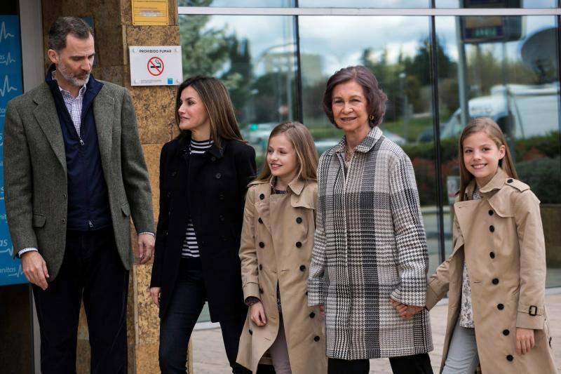 La Reina Doña Letizia se bajó del coche y abrió la puerta trasera para que saliera Leonor, que tuvo un gesto cariñoso con su abuela