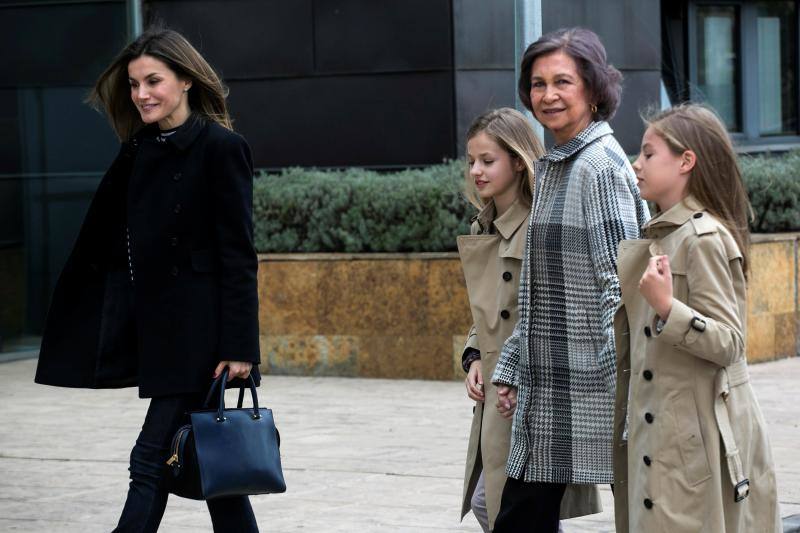 La Reina Doña Letizia se bajó del coche y abrió la puerta trasera para que saliera Leonor, que tuvo un gesto cariñoso con su abuela