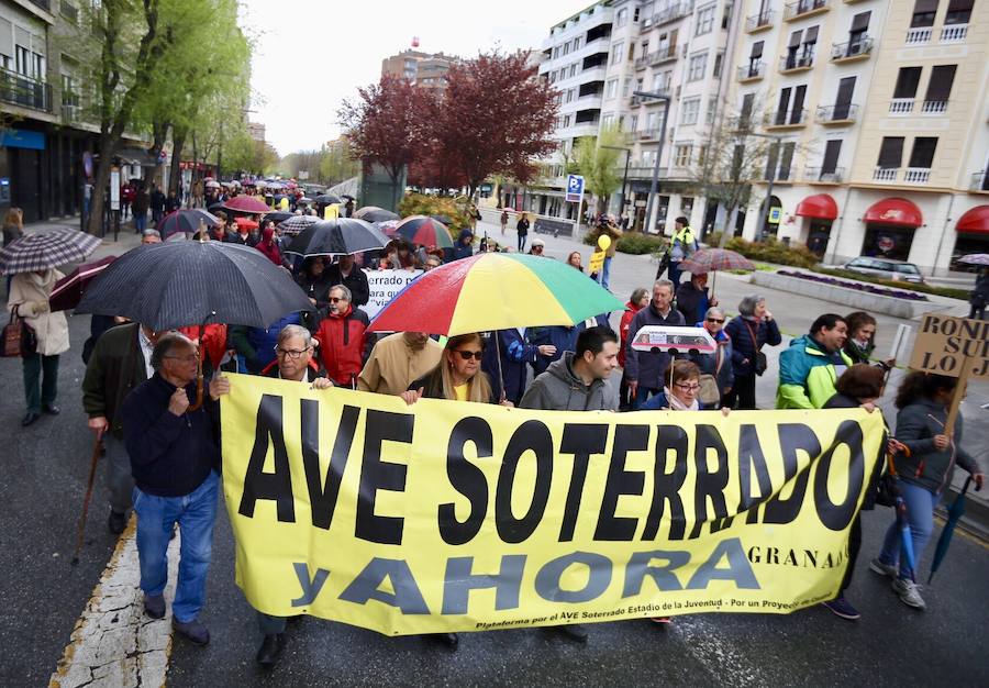 Entre 4.500 y 5.000 personas, según cálculos de la Policía, han salido a mediodía de este domingo a protestar por el corte de la conexión