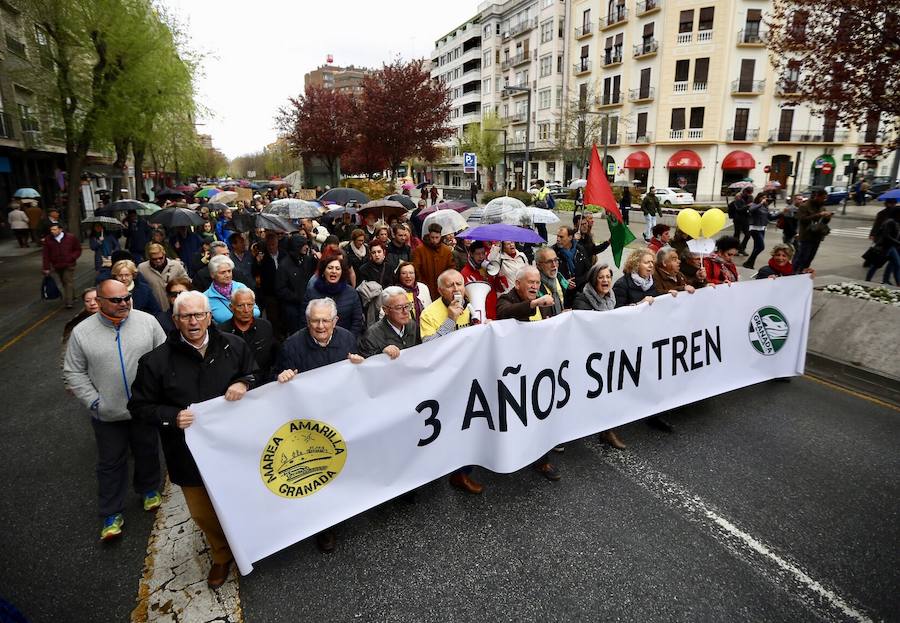 Entre 4.500 y 5.000 personas, según cálculos de la Policía, han salido a mediodía de este domingo a protestar por el corte de la conexión