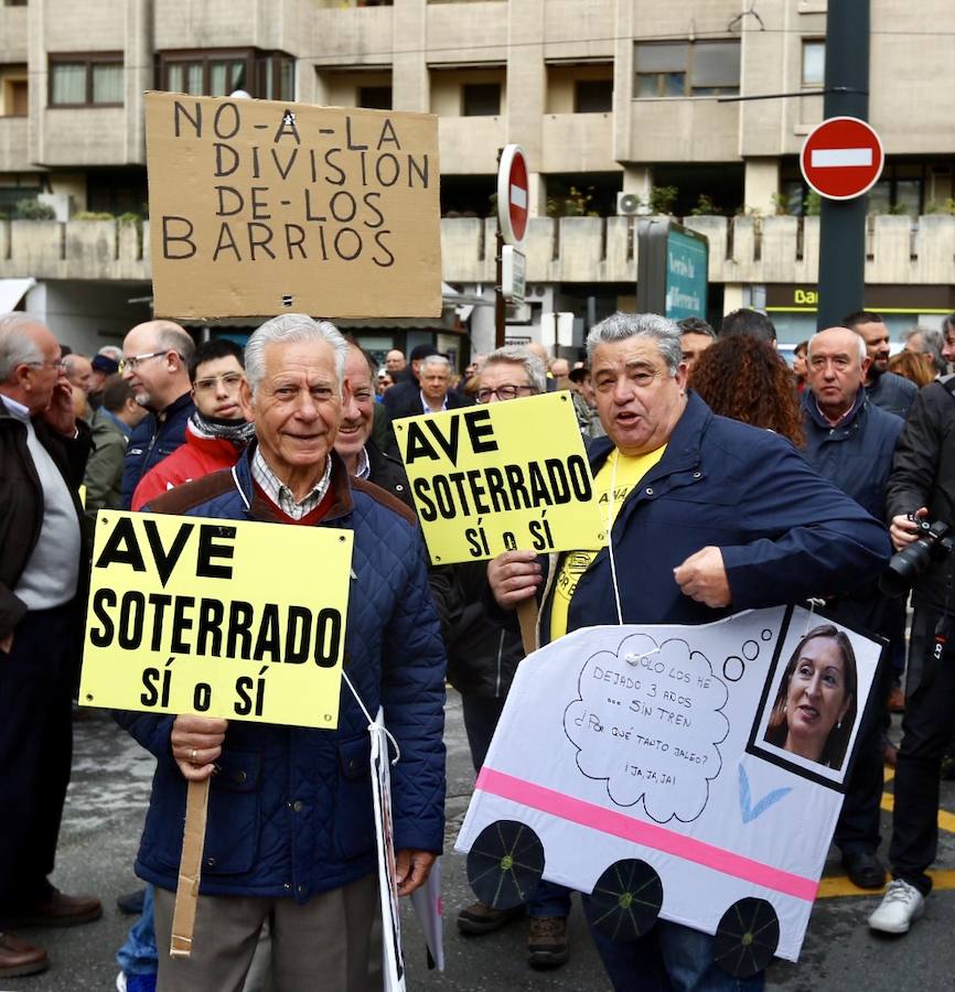 Entre 4.500 y 5.000 personas, según cálculos de la Policía, han salido a mediodía de este domingo a protestar por el corte de la conexión