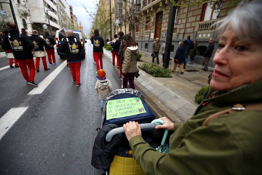 Entre 4.500 y 5.000 personas, según cálculos de la Policía, han salido a mediodía de este domingo a protestar por el corte de la conexión