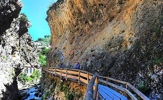 Ruta de la Cerrada de Castril, un sendero colgado de la gran peña