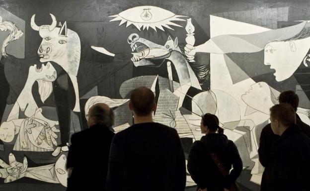 Visitantes observan el 'Guernica' de Picasso en el Reina Sofía.