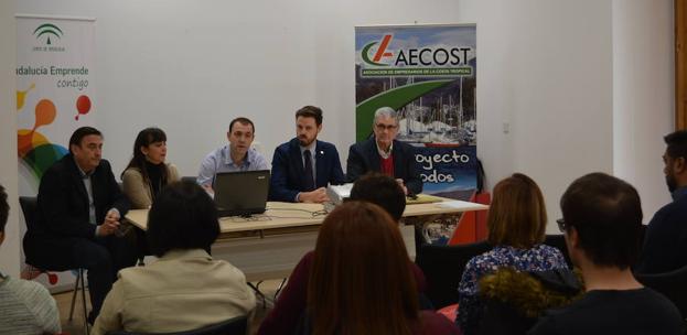 Los delegados de Aricultura e Innovación presentan las ayudas en la sede de AECOST acompañados por el presidente de la Cámara, el presidente de AECOST y la concejala Alicia Crespo. 