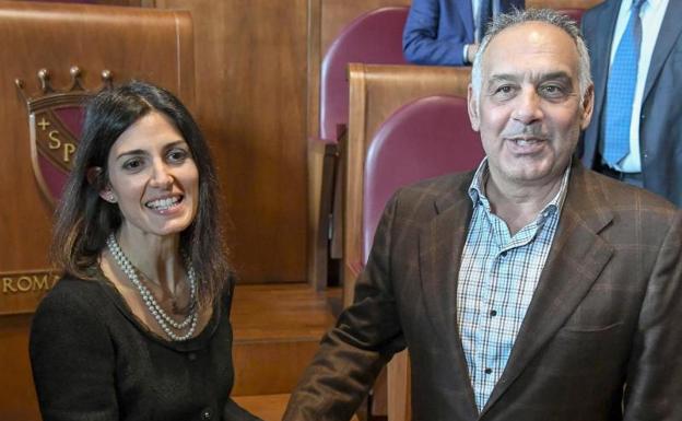 La alcaldesa de Roma, Virginia Raggi, junto al presidente de la Roma, James Pallotta: 