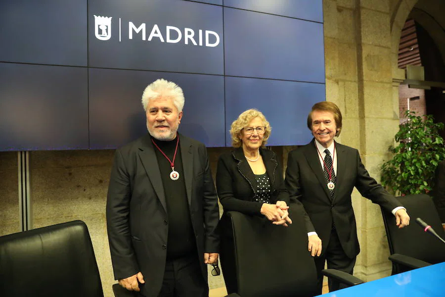 El 'Ruiseñor de Linares' ha recibido la distinción hoy en el Ayuntamiento de Madrid