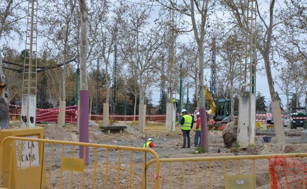 El Ayuntamiento continúa las obras del ferial de Almanjáyar y cambia albero por pavimento
