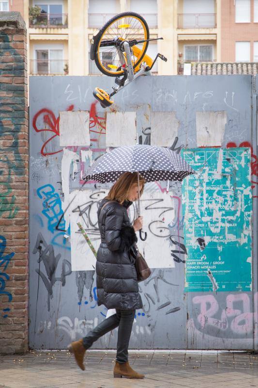 La ola de vandalismo con las bicis de alquiler no cesa en Granada, aparecen en cualquier sitio