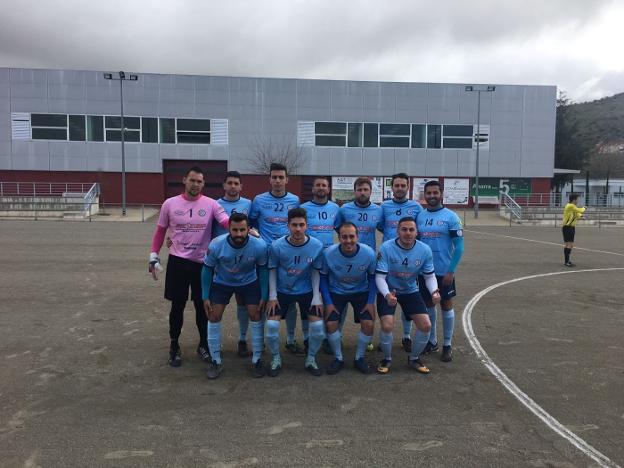 Los jugadores del Campotéjar forman en el Julián Cuesta para la disputa de un partido tras haber recogido aceituna.