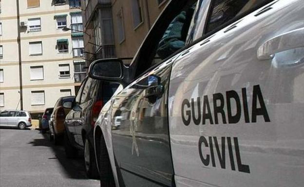 Olvida a su novia encerrada en su coche y la rescata 6 horas después la Guardia Civil