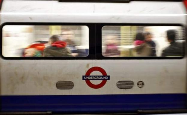 «Feroz» agresión a una española en el metro de Londres: «Habla inglés cuando estés en Inglaterra»