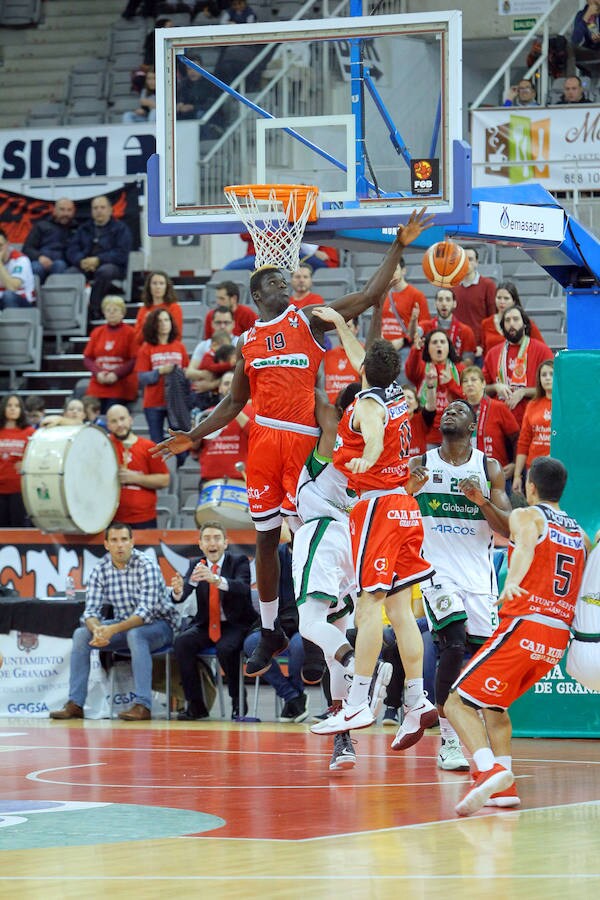 Maodo Nguirane coloca un tapón espectacular en el partido en el Palacio de los Deportes que les enfrentó al Albacete. 11 de marzo de 2018 Fundación CB Granada 77 Arcos Albacete Basket 66 