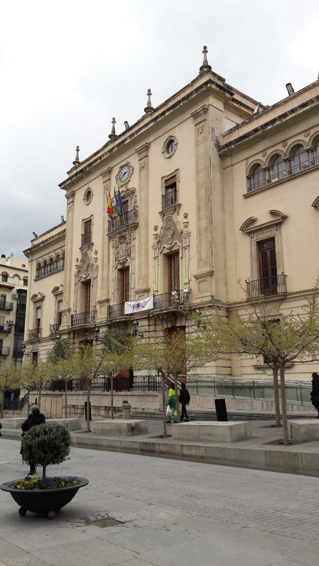 Fachada principal del Ayuntamiento de Jaén, a primera hora de la tarde de ayer. 